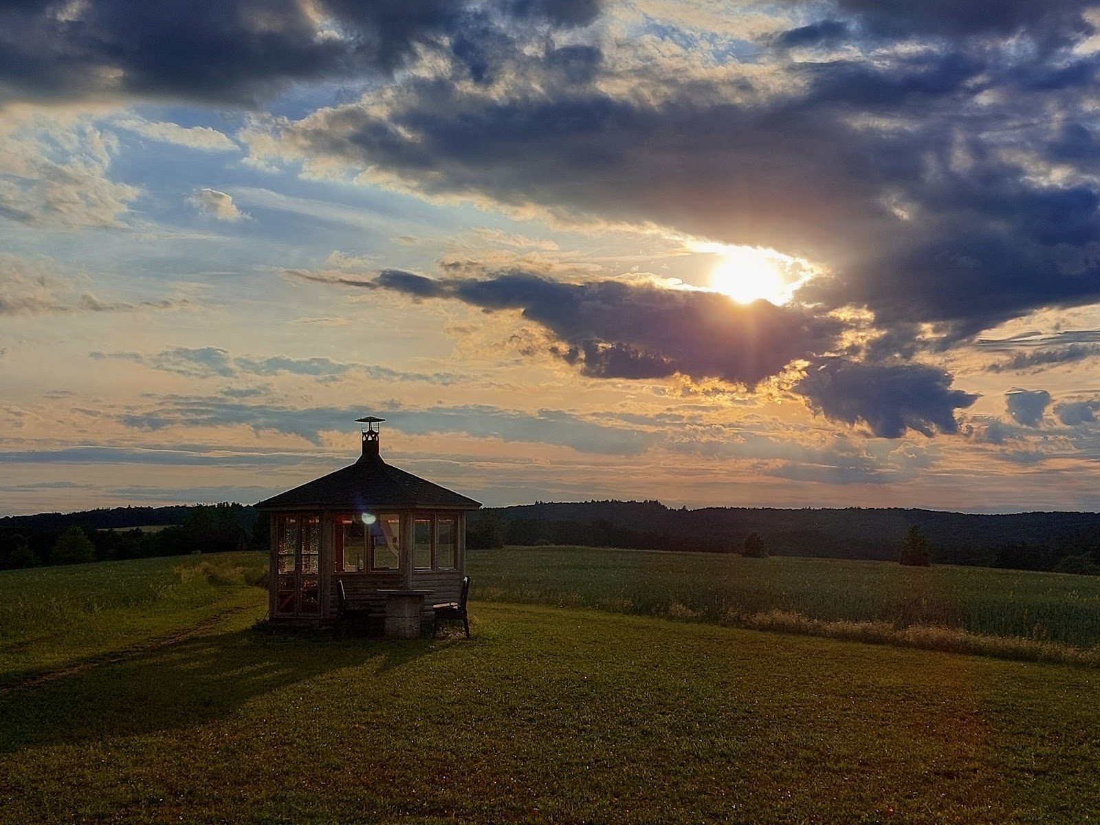 Grillpavillon bei Sonnenuntergang